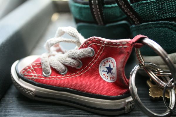 Où trouver des porte-clés mini sneakers uniques ?